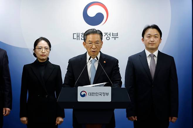 정성호 법무부 장관이 지난 14일 서울시 종로구 세종대로 정부서울청사에서 스위스의 글로벌 승강기 업체인 쉰들러(Schindler)가 한국을 상대로 제기한 국제투자분쟁(ISDS) 선고 관련 브리핑을 하고 있다./뉴스1