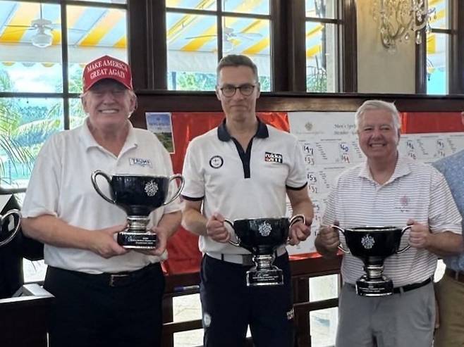 지난해 3월 트럼프 대통령(왼쪽)의 플로리다주 사저 인근 골프장에서 라운딩에 나선 스투브 대통령(가운데)과 그레이엄. 사진 출처 그레이엄 X