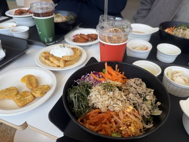 채비스테이 강남서초센터 카페 '20BOON'에서 주문한 포케와 음료. 임주희 기자