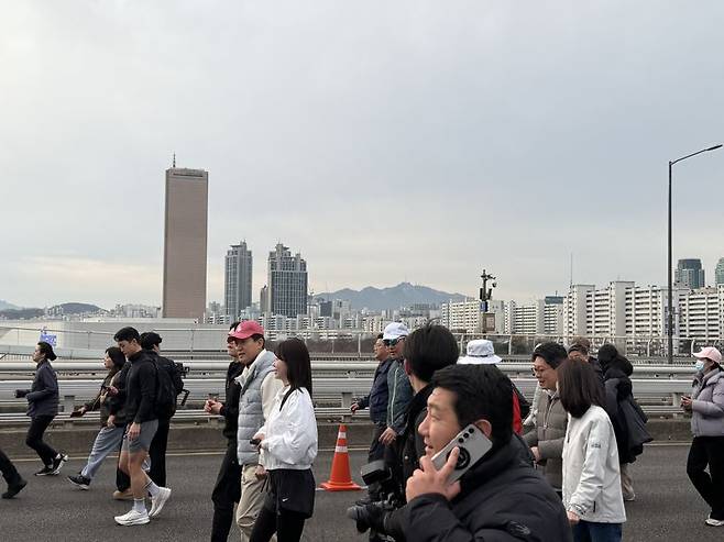 지난 14일 첫 '쉬엄쉬엄모닝'에서 오세훈 서울시장과 시민들이 차량 통행이 통제된 마포대교 위를 걷고 있다. 사진=이창훈 기자