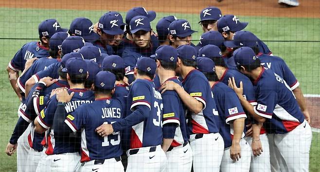 대한민국 야구 대표팀 선수들이 이 13일 오후(현지시간) 미국 플로리다주 마이애미 론디포파크에서 열린 2026 월드베이스볼클래식(WBC) 8강전 도미니카공화국의 경기를 준비하고 있다.