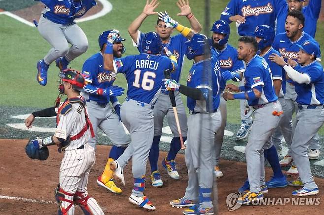 역전 홈런에 기뻐하는 베네수엘라 선수단.베네수엘라는 우승후보 일본을 꺾고 4강에 진출했다.연합뉴스