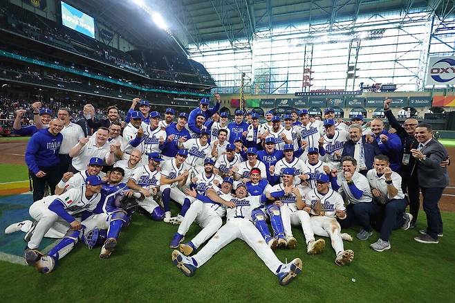 이탈리아 야구대표팀 선수들이 15일(한국시각) 미국 텍사스주 휴스턴 다이킨파크에서 열린 2026 WBC 푸에르토리코와 8강전에서 승리한 뒤 준결승 진출을 자축하고 있다. 휴스턴/AFP 연합뉴스