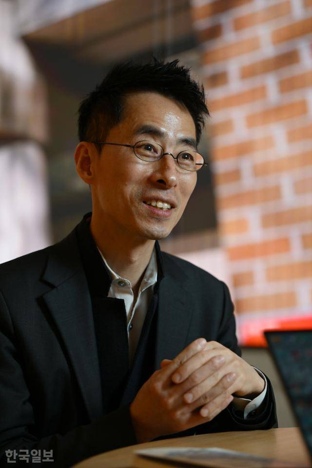 김종진 주4일제네트워크 대표가 11일 서울 중구 정동 국토발전전시관에서 한국일보와 인터뷰를 하고 있다. 하상윤 기자