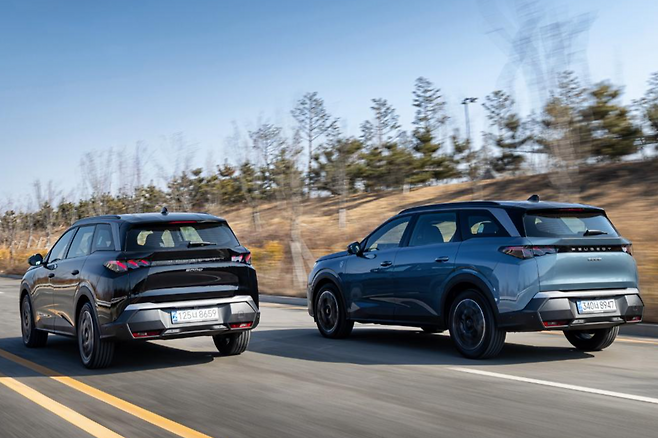 김포~강화 구간 도로를 달리고 있는 푸조 올 뉴 5008 스마트 하이브리드의 후면부. 스텔란티스 코리아 제공