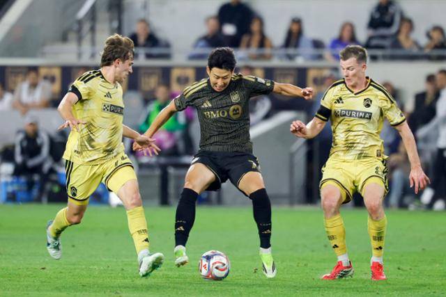 LAFC의 손흥민(가운데)이 15일 미국 캘리포니아주 로스앤젤레스 BMO 스타디움에서 열린 2026 미국프로축구 세인트루이스 시티전에서 상대 수비수들과 볼 경합을 벌이고 있다. 로스앤젤레스=William Navarro-Imagn Images 로이터 연합뉴스