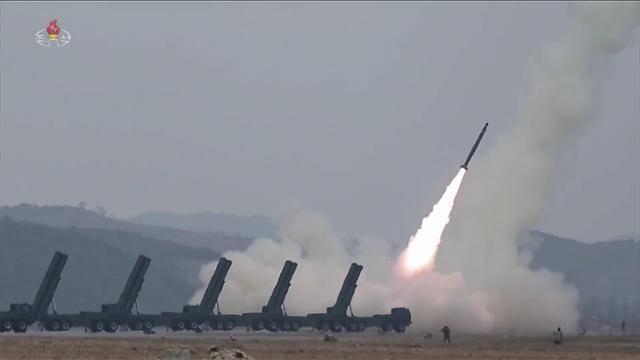 북한 조선중앙TV가 지난 14일 김정은 북한 국무위원장이 북한군 서부지구 장거리포병구분대의 600㎜ 초정밀다연장방사포 화력타격훈련을 참관했다고 15일 보도했다. 조선중앙TV 뉴시스