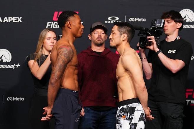 유수영(오른쪽)과 일라이자 스미스. 사진=UFC