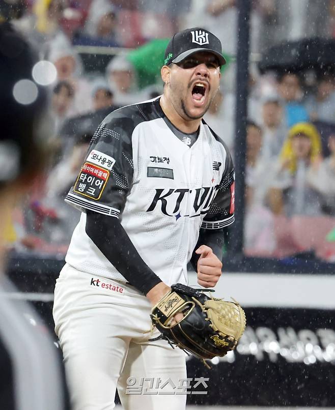 24일 오후 수원 KT위즈파크에서 열린 2025 프로야구 LG와 KT 경기. KT 선발 헤이수스가 6회 LG 이주헌을 몸에 맞는볼로 출루시키며 아쉬워 하고있다. 수원=정시종 기자 capa@edaily.co.kr /2025.06.24.