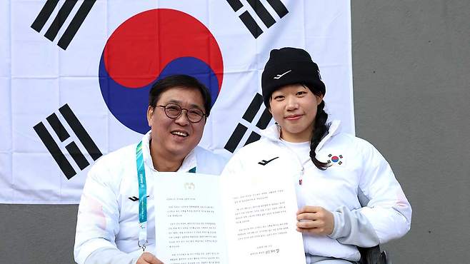 이재명 대통령 축전 전달 받은 김윤지