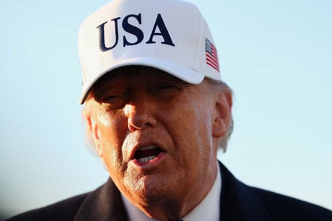 도널드 트럼프 미국 대통령이 13일(현지시간) 메릴랜드주 앤드루스 합동기지에서 대통령 전용기에 탑승하기 전 취재진과 대화하고 있다. 로이터=연합뉴스