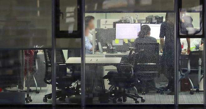 서울 시내 한 사무실에서 야근하는 직장인들 모습. 연합뉴스