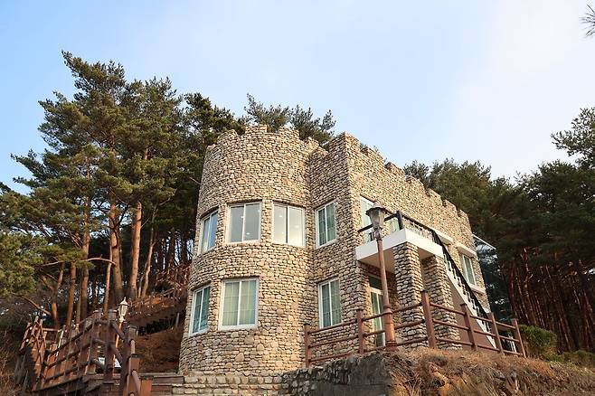 강원도 고성 화진포 해변에 있는 '김일성 별장'. 외국인 선교사 로제타 홀 가족이 지은 이 건물이 훗날 김일성 별장으로 사용됐다. 고성=백성호 기자