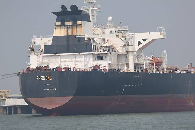 사우디아라비아산 원유를 싣고 호르무즈 해협을 거쳐 인도로 향한 리베리아 국적 유조선 선룽(Shenlong)이 지난 12일(현지시간) 인도 뭄바이항에 도착하고 있다. EPA=연합뉴스