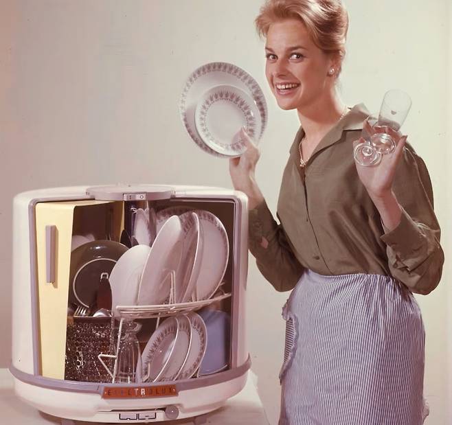 1959년 출시된 일렉트로룩스의 ‘D10’은 세계 최초의 카운터탑(싱크대 위 거치형) 식기세척기다. /일렉트로룩스 제공