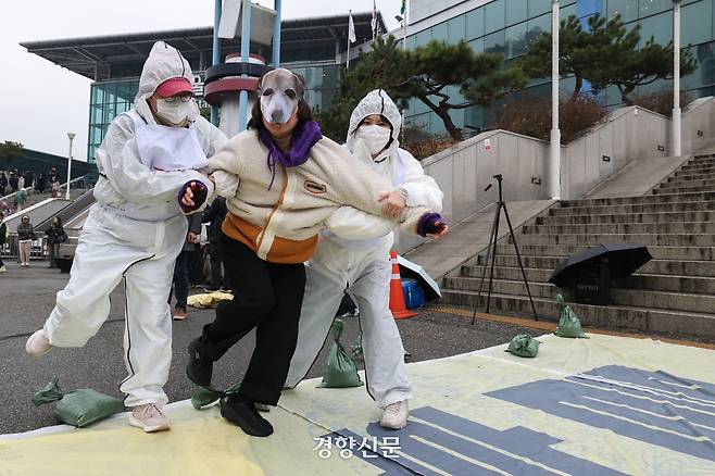 살처분폐지연대 회원들이 15일 서울역 광장에서 살처분 폐지를 촉구하는 퍼포먼스를 하고 있다. 성동훈 기자