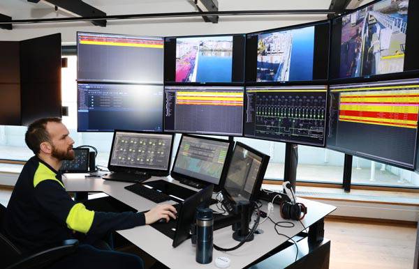 노르웨이 오르텐의 콩스버그마리타임의 원격제어센터에서 담당자가 선박이 접안한 부두의 상황을 살펴보고 있다. 부산시 제공