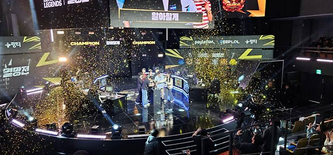 ‘2026 LoL멸망전 시즌1’ 결승에서 ‘알아할게’가 ‘팀 릴동파’를 세트 스코어 3대 1로 꺾고 우승을 차지했다. SOOP 제공
