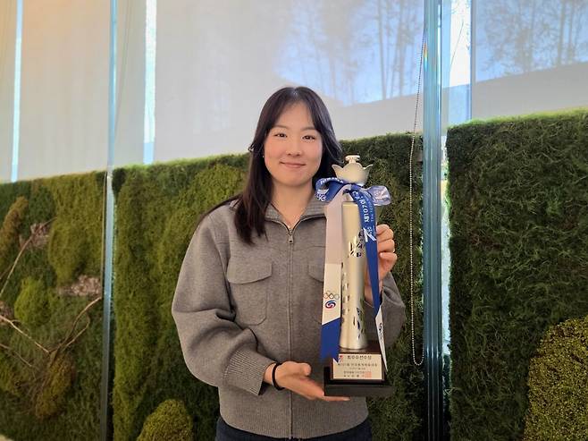 3월 13일 서울 강남구의 한 카페에서 만난 한국 여자 알파인스키 국가대표 김소희 선수가 제107회 전국동계체육대회 최우수선수(MVP) 상을 들고 있다.