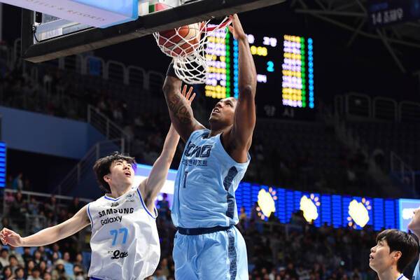 고양 소노의 네이던 나이트가 15일 고양소노아레나에서 열린 2025-2026 KBL 정규리그 6라운드 서울 삼성전에서 덩크를 시도하고 있다. KBL 제공