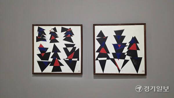 김윤신 작가의 ‘지향적 염원’ 시리즈. 1970년대 초 김윤신은 조각과 함께 역동적인 도형의 기하학적 추상회화를 적극 시도했다. 이나경기자