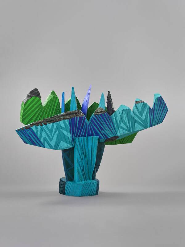 김윤신 작가의 ‘노래하는 나무 2013-16V1’(2025). 이번 회고전의 중심이기도 한 작품으로 과거 제작했던 나무 조각을 금속으로 캐스팅한 뒤, 채색을 입혀 새로운 창작품으로 만들며 창작 이념 ‘합이합일 분이분일’을 여실히 드러냈다. 호암미술관 제공