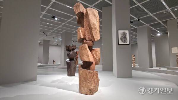 ‘김윤신: 합이합일 분이분일’ 전경. 작가는 ‘나무’를 ‘나 자신’이라고 표현했다. 이나경기자