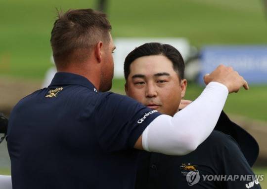 우승한 디섐보와 포옹하며 인사하는 이태훈(오른쪽) / 사진=연합뉴스