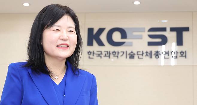 권오남 신임 한국과학기술단체총연합회 회장이 서울 강남구 과학기술회관에서 매일경제와 취임 후 첫 인터뷰를 하고 있다. 이승환 기자