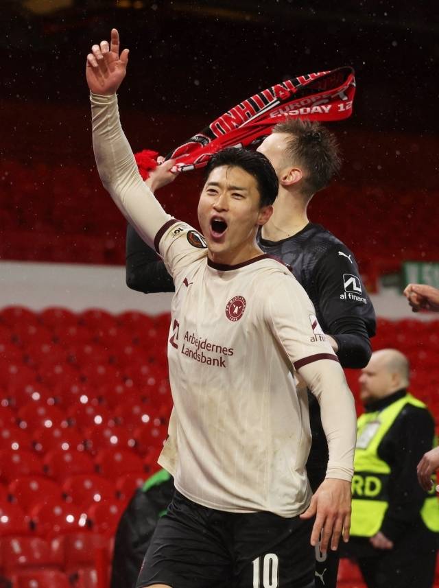 영국 매체 ‘BBC’도 노팅엄을 격파한 미트윌란의 조규성에 대해 언급했다. 이 매체는 “교체 투입된 조규성은 경기 막판 헤더골을 터뜨리며 미트윌란에 승리를 안겼다. 미트윌란은 조규성의 골로 노팅엄을 상대로 유리한 고지를 점했다”고 이야기했다. 그러면서 “조규성이 헤딩을 시도할 때 노팅엄 수비의 압박은 거의 없었다. 그리고 조규성은 그 기회를 놓치지 않고 골로 연결했다. 그의 골은 노팅엄과의 2차전을 앞둔 지금, 매우 중요했다”고 덧붙였다. 사진=REUTERS=연합뉴스