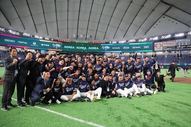 9일 일본 도쿄돔에서 열린 2026 월드베이스볼클래식(WBC) C조 조별리그 최종전 대한민국과 호주의 경기. 호주를 꺾고 8강 진출을 확정한 한국 선수들이 기념촬영하고 있다. 사진=연합뉴스
