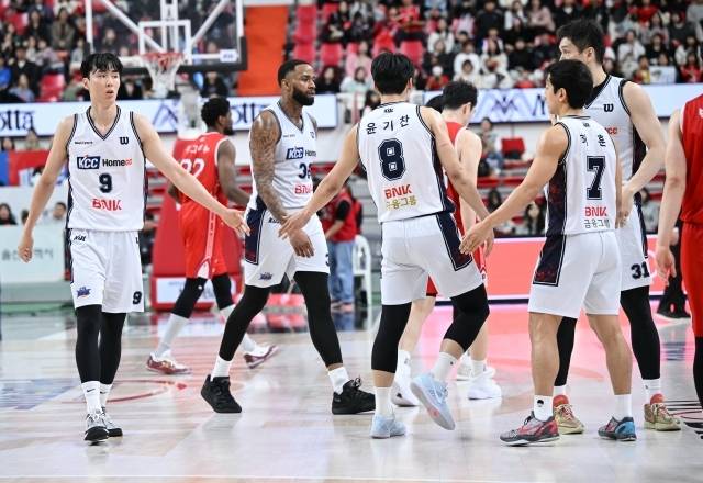 부산 KCC는 15일 울산동천체육관에서 열린 울산 현대모비스와의 2025-26 LG전자 프로농구 6라운드 원정 경기에서 74-85로 패배했다. 사진=KBL 제공