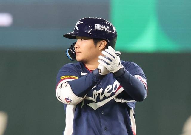 9일 일본 도쿄돔에서 열린 2026 월드베이스볼클래식(WBC) C조 조별리그 최종전 대한민국과 호주의 경기. 3회초 1사 2루 한국 문보경이 1타점 2루타를 친 뒤 박수를 치고 있다. 사진=연합뉴스