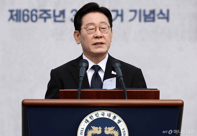 (창원=뉴스1) 이재명 기자 = 이재명 대통령이 15일 창원 국립 3·15 민주묘지에서 열린 제66주년 3·15의거 기념식에서 기념사를 하고 있다. 2026.3.15/뉴스1 Copyright (C) 뉴스1. All rights reserved. 무단 전재 및 재배포, AI학습 이용 금지. /사진=(창원=뉴스1) 이재명 기자