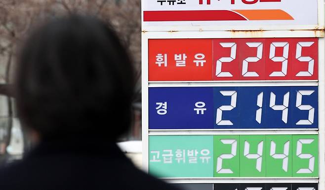 이란혁명수비대가 호르무즈 해협을 봉쇄를 선언하는 등 중동 분쟁 격화로 국제 유가가 급등하고 있는 지난 3일 서울 시내 한 주유소에 휘발유·경유 가격이 표시되어 있다. / 사진 = 뉴스1