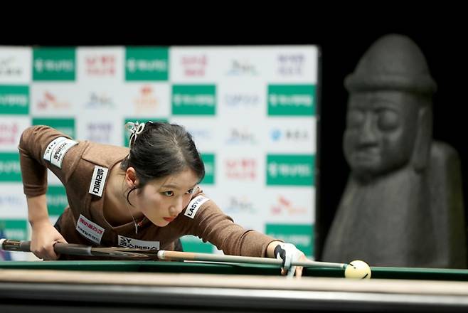 한지은일 15일 오후 제주 한라체육관에서 열린 하나카드 하나캐피탈 제주특별자치도 LPBA 월드 챔피언십 2026 결승에서 감가영애 패해 준숭을 차지했다, 사진은 한지은이 결승전에서 스트로크 하는 모습. /사진=PBA