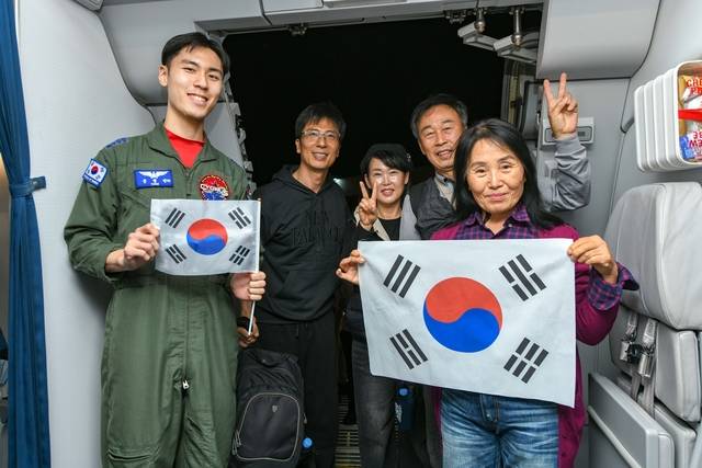 14일 저녁(현지시간) 중동지역에 체류 중이던 우리 국민들이 ‘사막의 빛(Desert Shine)’ 작전으로 사우디아라비아 리야드에 도착한 공군 수송기(KC-330)에 탑승하고 있다. 국방부 제공