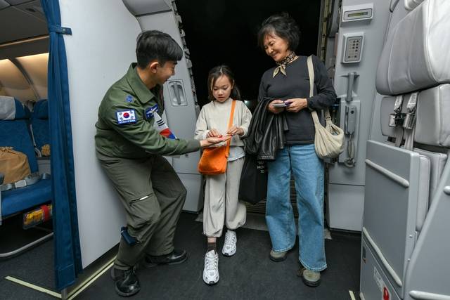 14일 저녁(현지시간) 중동지역에 체류 중이던 우리 국민들이 ‘사막의 빛’ 작전으로 사우디아라비아 리야드에 도착한 공군 수송기(KC-330)에 탑승하고 있다. 국방부 제공