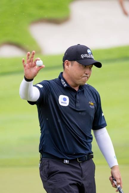 캐나다교포 리처드 리가 15일(한국시간) 싱가포르 센토사 골프클럽에서 열린 LIV 골프 싱가포르 대회에서 연장 끝에 준우승한 뒤 아쉬운 표정으로 갤러리에 인사하고 있다. LIV 골프 제공