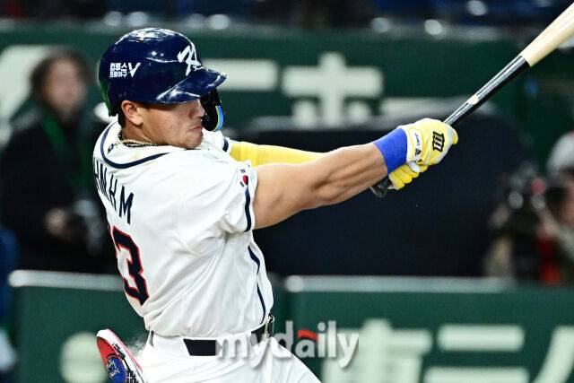 5일 일본 도쿄돔에서 열린 2026 월드 베이스볼 클래식(WBC) 조별리그 한국-체코 경기. 안현민이 7회말 첫 타자로 나와 2루타를 치고 있다./도쿄(일본)=한혁승 기자 hanfoto@mydaily.co.kr
