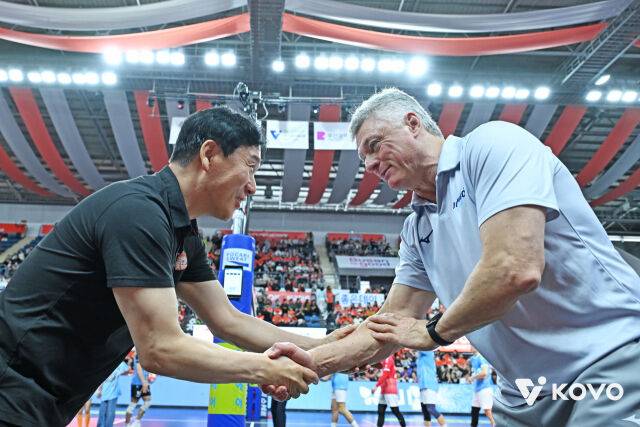 OK저축은행 신영철 감독과 대한항공 헤난 달 조토 감독./KOVO