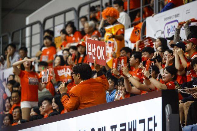 OK저축은행 읏맨 프로배구단은 15일 "부산 강서실내체육관에서 열릴 2025-2026시즌 V-리그 남자부 6라운드 대한항공과 올 시즌 마지막 홈경기가 4067석 매진됐다"고 밝혔다. / OK저축은행