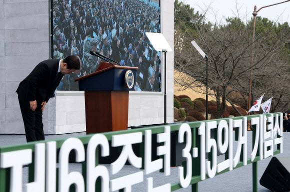이재명 대통령이 15일 경남 창원시 국립3.15민주묘지에서 열린 제66주년 3.15의거 기념식에서 참석자들에게 인사하고 있다. 사진=청와대사진기자단