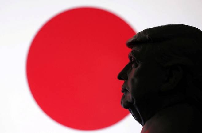 일본 국기 앞에 서 있는 도널드 트럼프 미국 대통령 자료사진. 연합뉴스