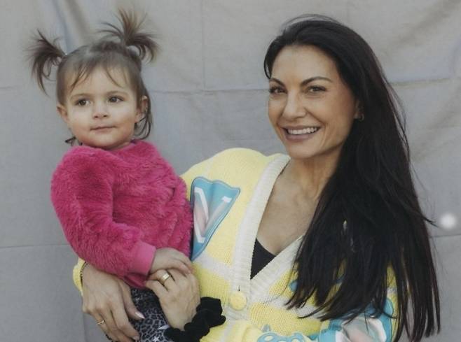 미국의 한 여성이 정자를 기증받는 방식으로 ‘자발적 비혼모’가 된 후, 자신의 딸에게 무려 47명의 이복형제가 있다는 사실을 알게 된 사연이 전해졌다. 제스 뉴런버그 SNS 캡처