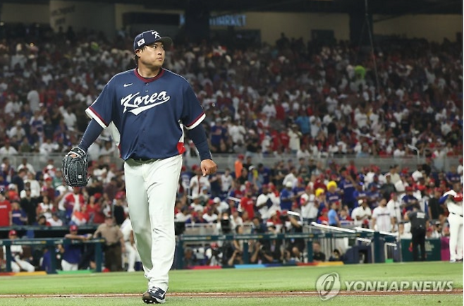 마운드 내려오는 국가대표 류현진, 연합뉴스