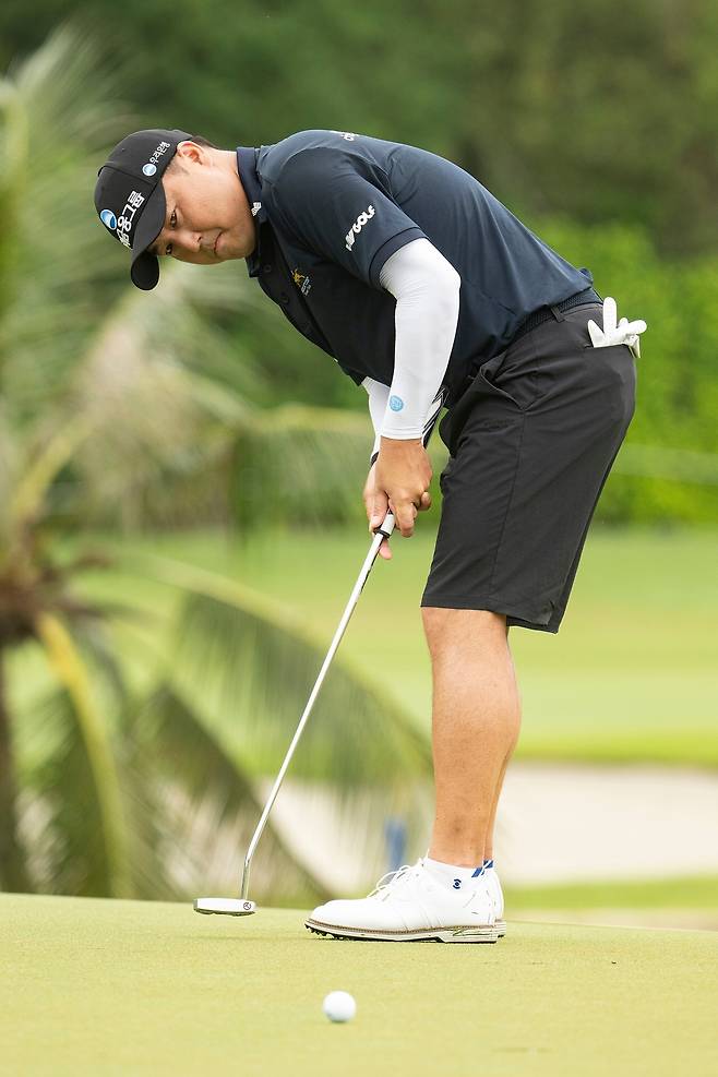 캐나다 교포 선수 이태훈이 15일 싱가포르 센토사 골프클럽에서 열린 LIV 골프 싱가포르 대회 최종 라운드 14번 홀에서 퍼트를 하고 있다. AP연합뉴스