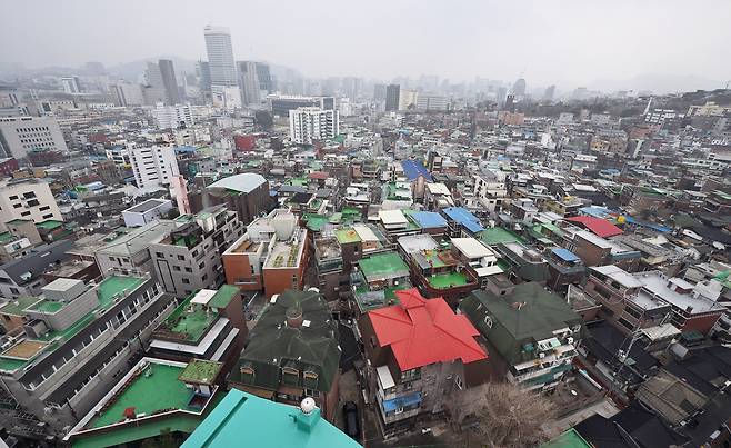 노후 주택이 밀집한 서울 종로구 창신동 143-37번지 일대 창신 12구역 모습 . 오승현 기자