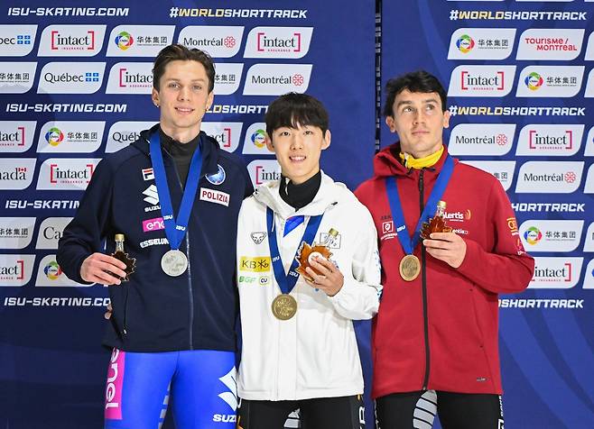 임종언(가운데)이 15일(한국시간) 캐나다 몬트리올 리처드 아레나에서 열린 세계선수권대회 남자 1500m 우승을 차지한 뒤 토마스 나달리니(왼쪽), 스테인 데스머트와 시상대에서 활짝 웃고 있다. 몬트리올ㅣAP뉴시스