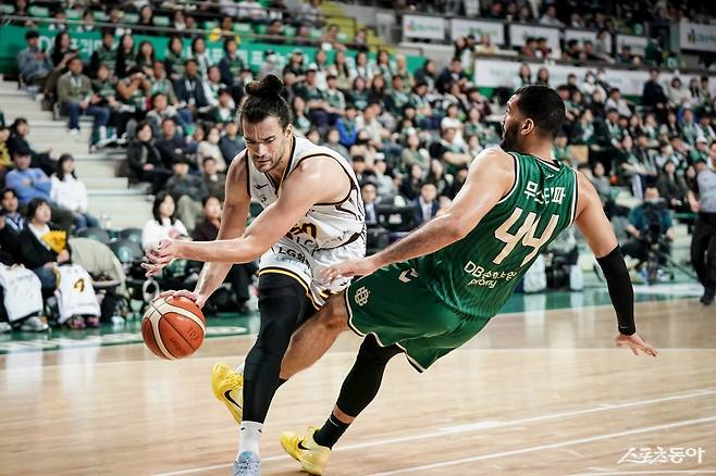 LG 아셈 마레이(왼쪽)가 15일 원주DB프로미아레나서 열린 DB전 도중 골밑으로 쇄도하고 있다. 사진제공|KBL